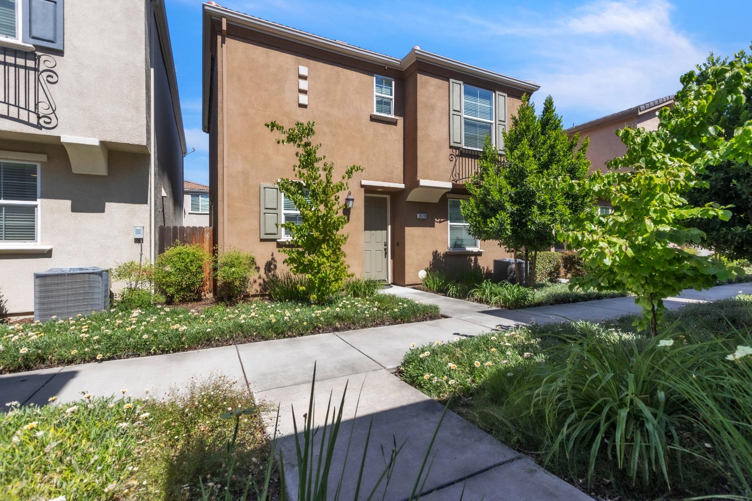Detail Gallery Image 1 of 27 For 7829 Acorri Walk, Sacramento,  CA 95823 - 3 Beds | 2/1 Baths