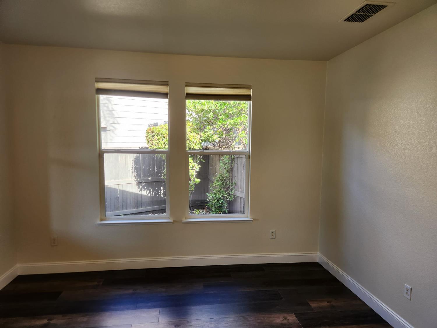 Detail Gallery Image 7 of 46 For 431 Pelican Bay Cir, Sacramento,  CA 95835 - 2 Beds | 2 Baths