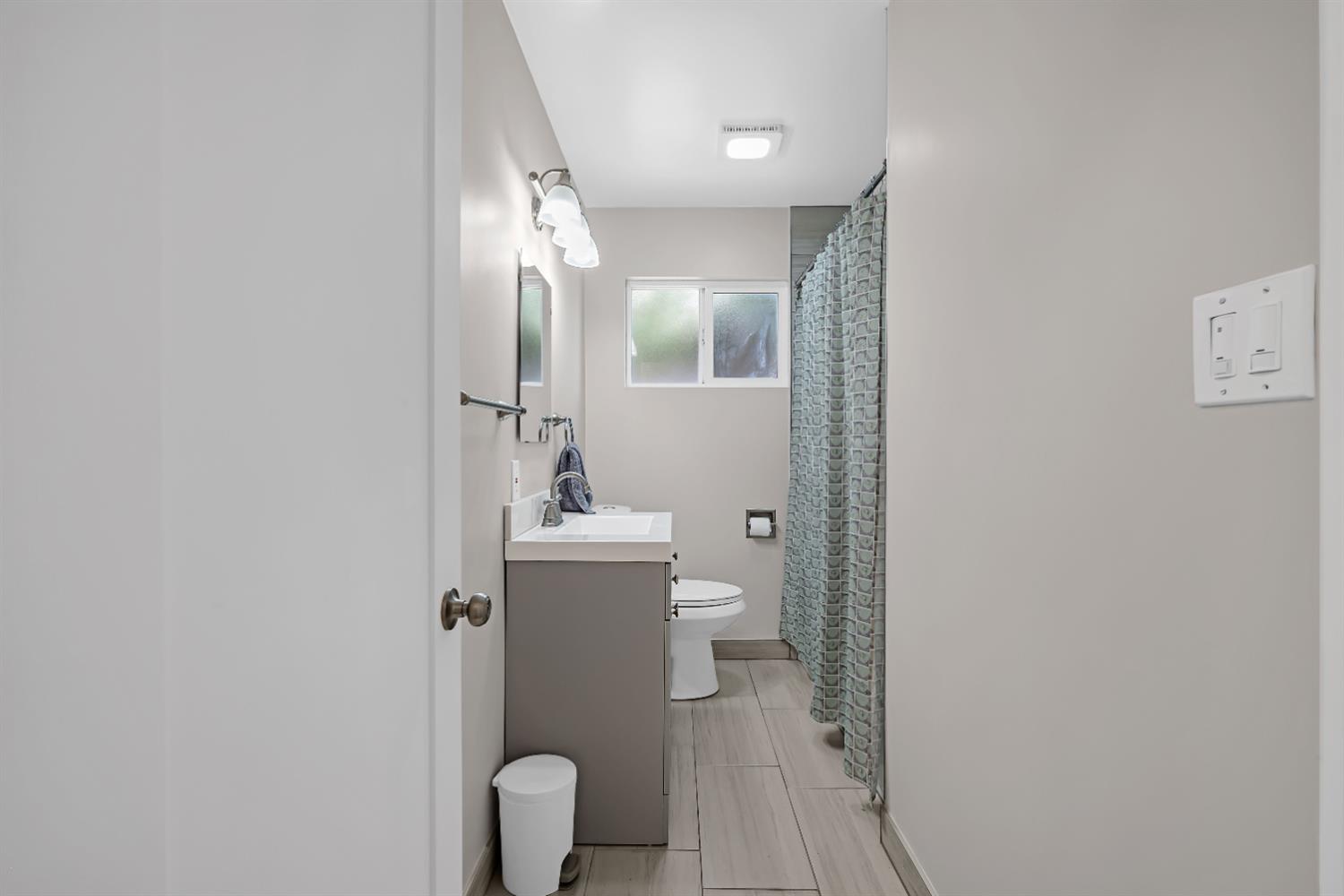 Detail Gallery Image 16 of 29 For 6350 Fruitridge Rd, Sacramento,  CA 95820 - 2 Beds | 1 Baths