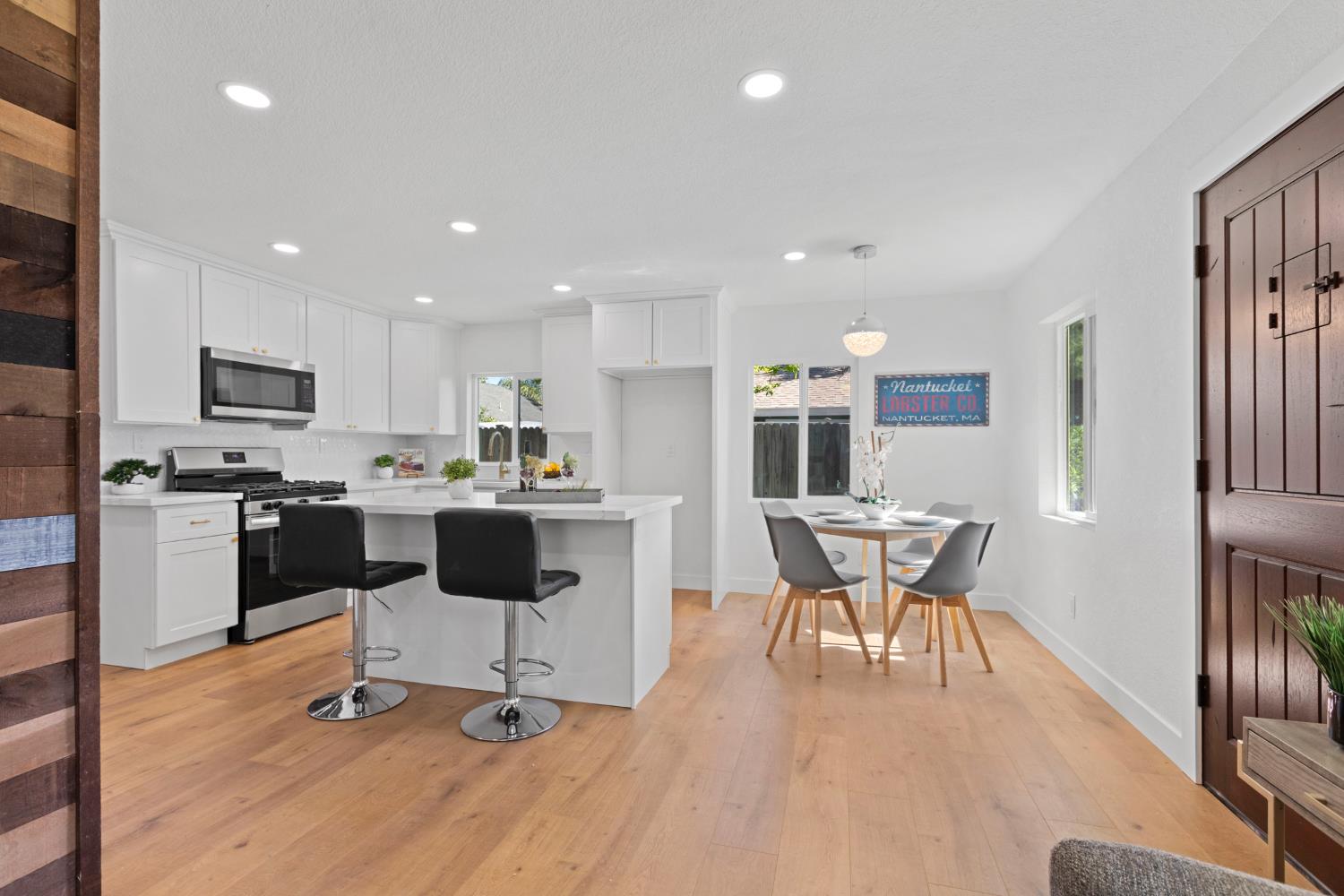 Detail Gallery Image 4 of 27 For 5121 Mendocino Blvd, Sacramento,  CA 95820 - 3 Beds | 1 Baths