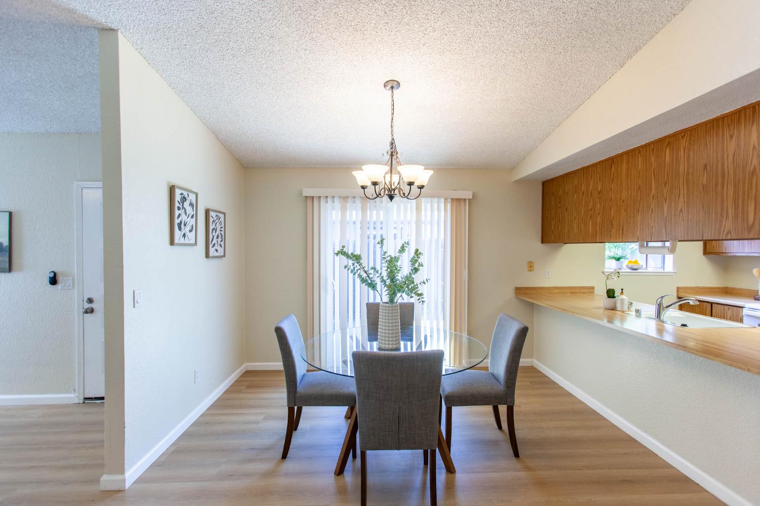 Detail Gallery Image 11 of 28 For 2949 Candido Dr, Sacramento,  CA 95833 - 2 Beds | 2 Baths