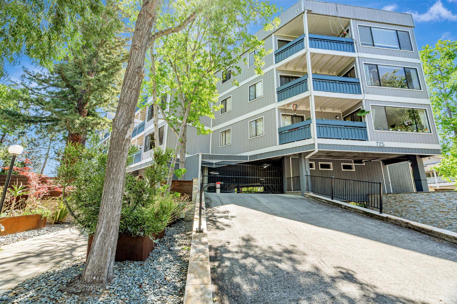 Detail Gallery Image 3 of 44 For 725 Mariposa Ave #102,  Mountain View,  CA 94041 - 2 Beds | 2 Baths