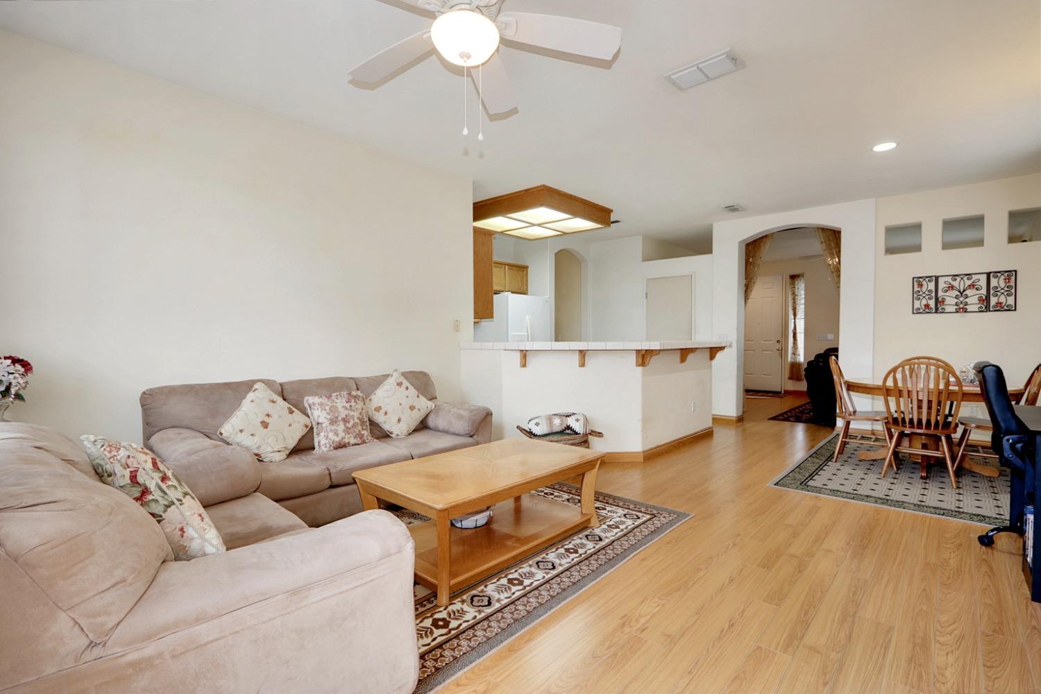 Detail Gallery Image 11 of 38 For 8275 Fanning Way, Sacramento,  CA 95829 - 3 Beds | 2 Baths