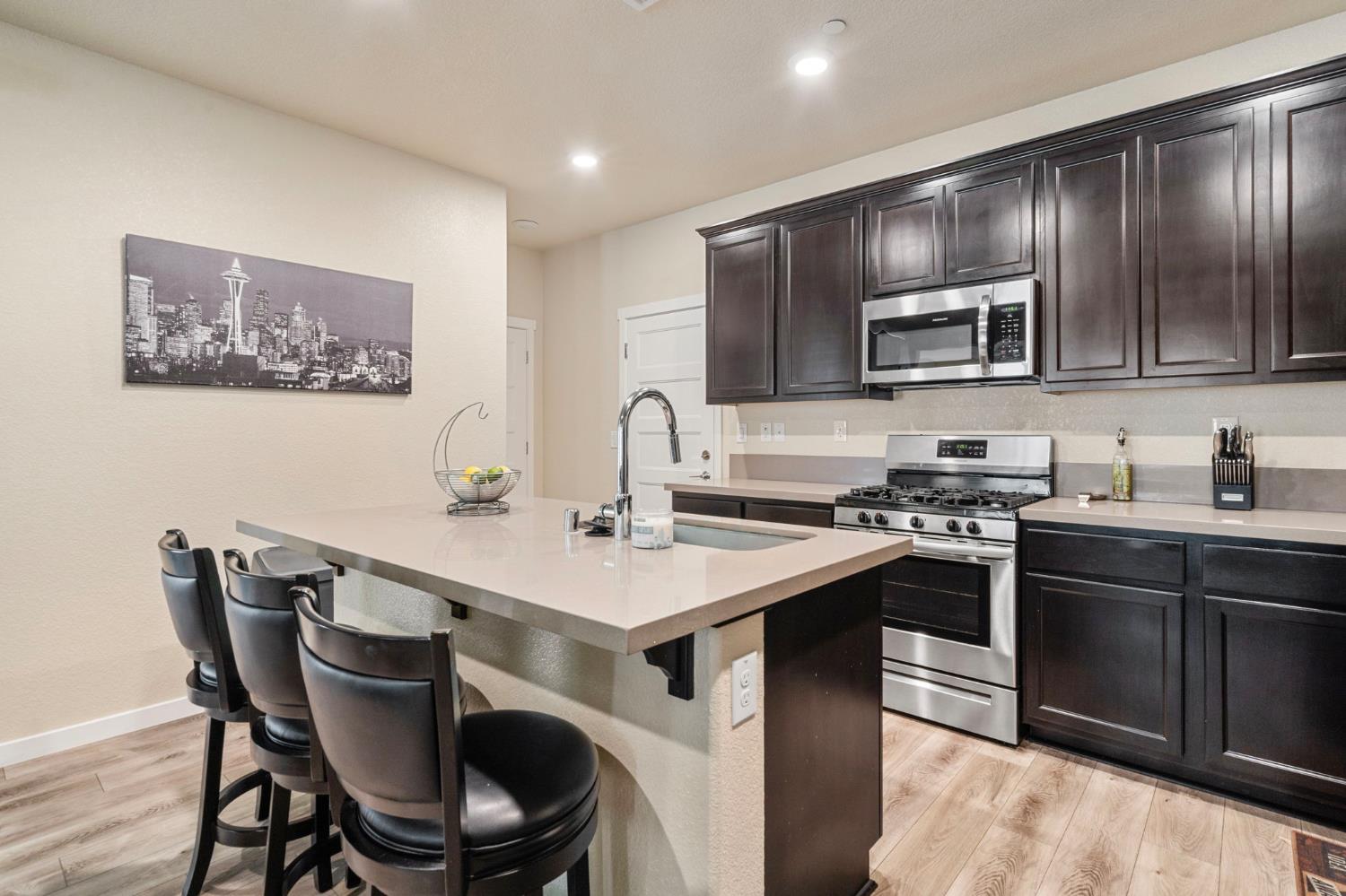 Detail Gallery Image 13 of 39 For 4242 Ocean Ln, Elk Grove,  CA 95757 - 4 Beds | 2/1 Baths