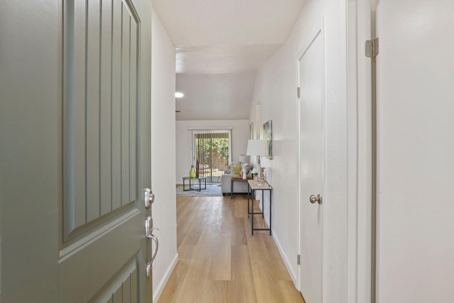 Detail Gallery Image 5 of 34 For 2368 Clipper Ln, Stockton,  CA 95204 - 3 Beds | 2 Baths
