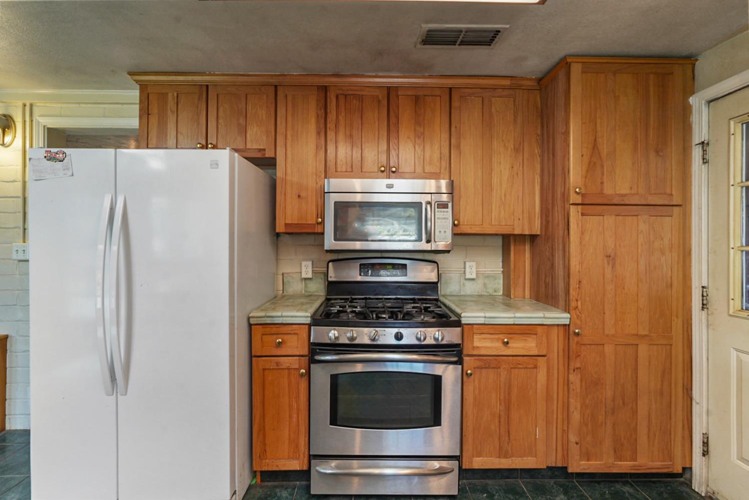 Detail Gallery Image 8 of 51 For 1721 Grimes Ave, Modesto,  CA 95358 - 3 Beds | 2 Baths