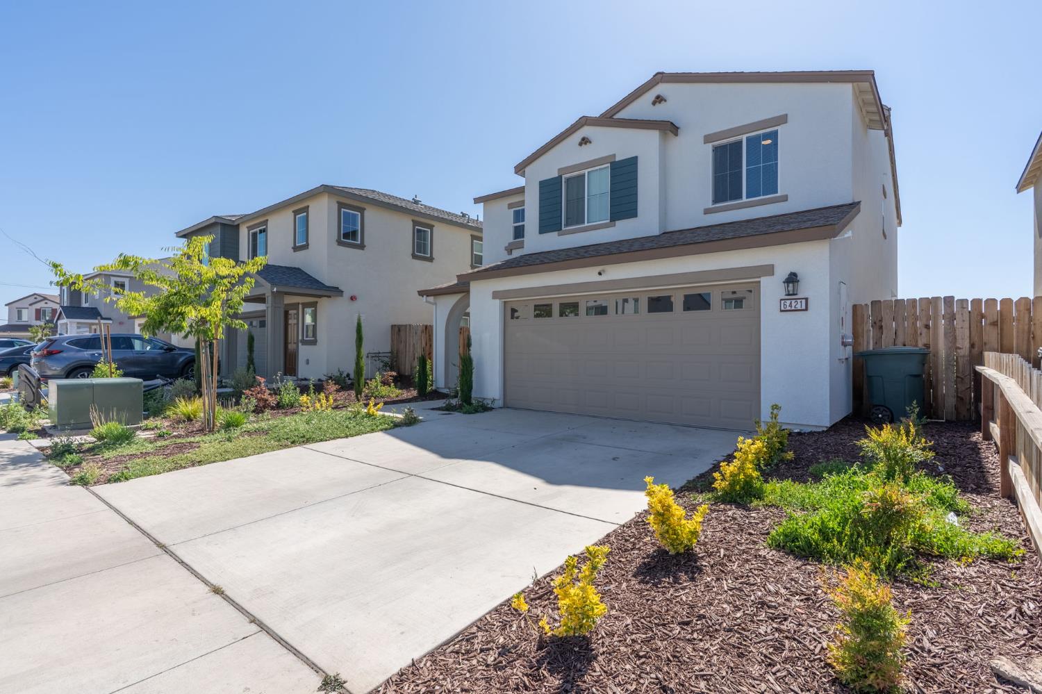 Detail Gallery Image 1 of 32 For 6421 Maple Leaf Ln, Riverbank,  CA 95367 - 5 Beds | 3 Baths