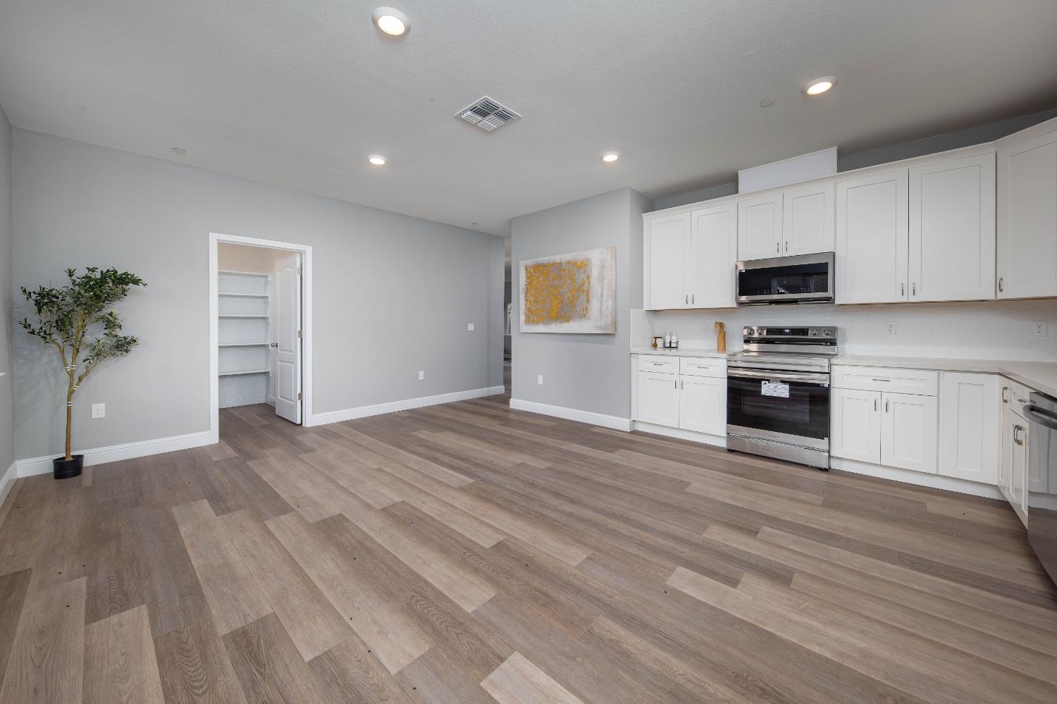 Detail Gallery Image 13 of 54 For 745 W Harding Way, Stockton,  CA 95204 - 5 Beds | 3 Baths