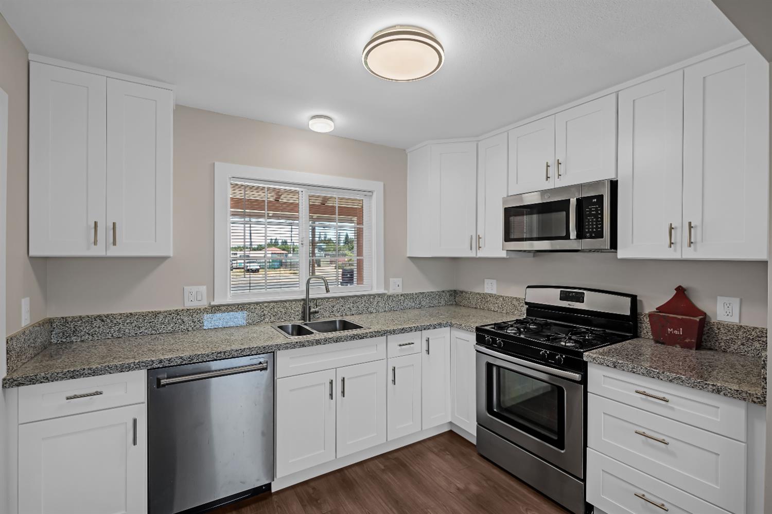 Detail Gallery Image 7 of 29 For 6350 Fruitridge Rd, Sacramento,  CA 95820 - 2 Beds | 1 Baths