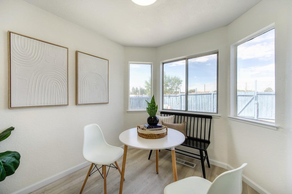 Detail Gallery Image 15 of 37 For 14 Fernwood Ct, Pittsburg,  CA 94565 - 4 Beds | 2/1 Baths