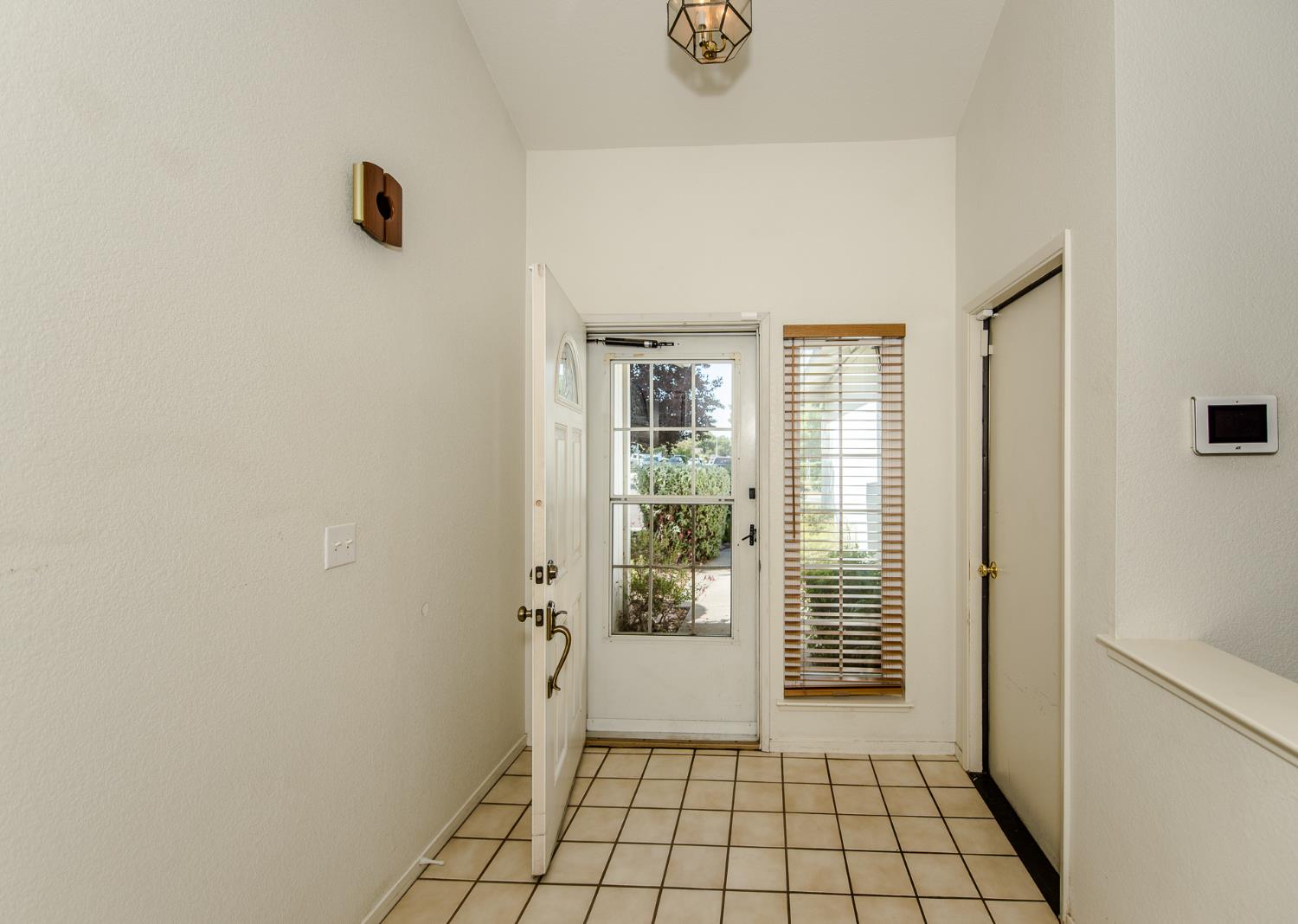 Detail Gallery Image 5 of 16 For 1455 Willow Springs Dr, Woodland,  CA 95776 - 3 Beds | 2 Baths