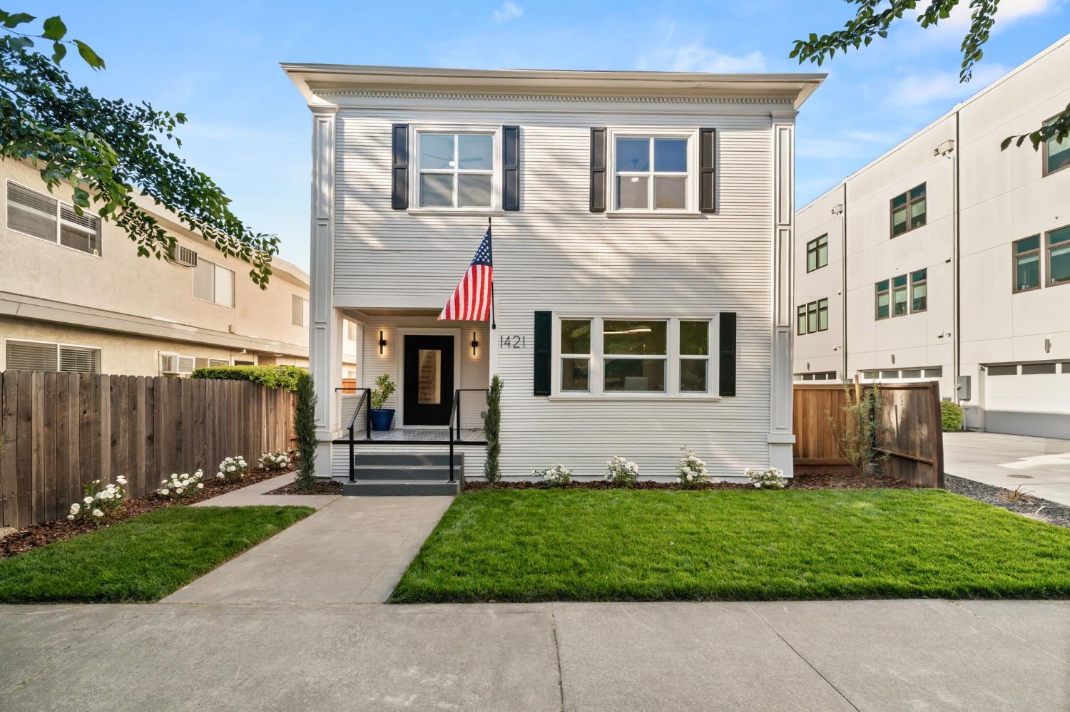 Detail Gallery Image 3 of 73 For 1421 T St, Sacramento,  CA 95811 - 4 Beds | 3 Baths
