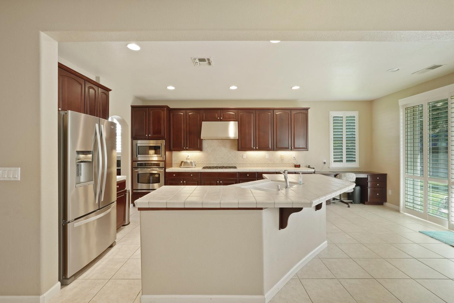 Detail Gallery Image 7 of 50 For 9734 Fall Valley Way, Sacramento,  CA 95829 - 5 Beds | 3 Baths