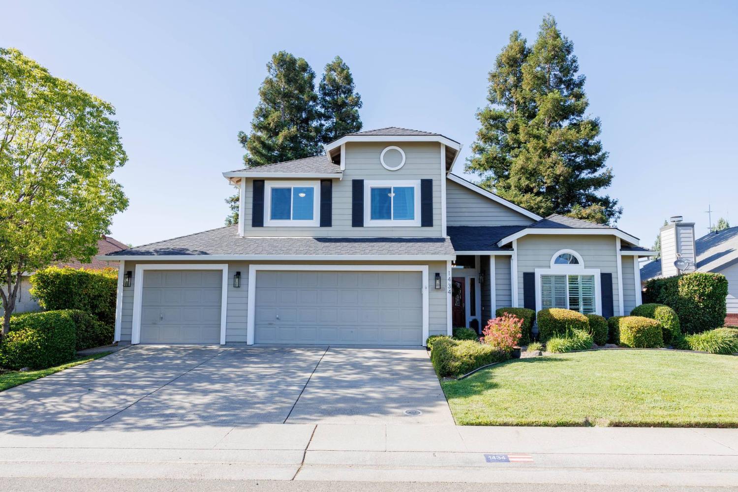 Detail Gallery Image 1 of 32 For 1434 Long Creek Way, Roseville,  CA 95747 - 3 Beds | 2/1 Baths