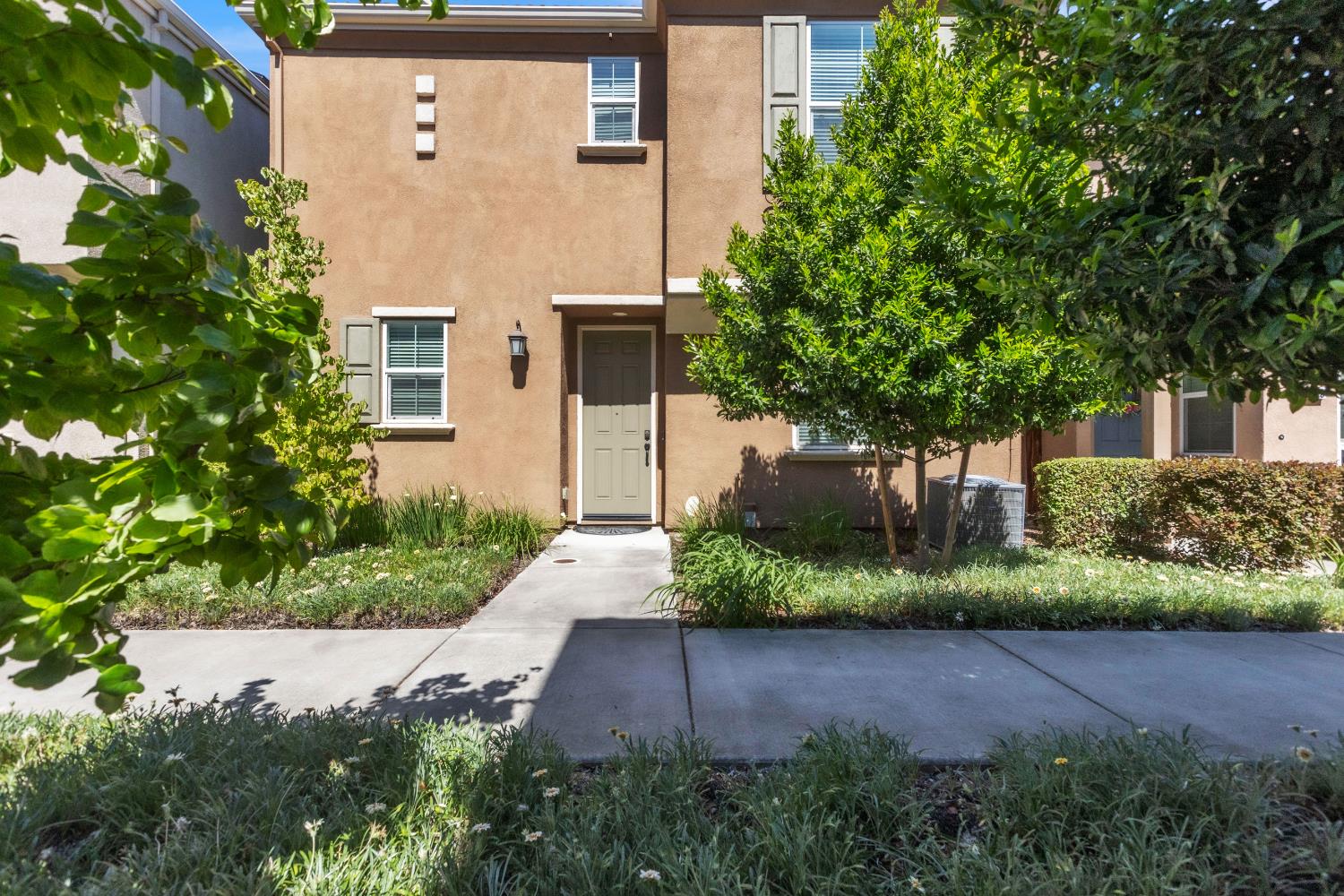 Detail Gallery Image 2 of 27 For 7829 Acorri Walk, Sacramento,  CA 95823 - 3 Beds | 2/1 Baths