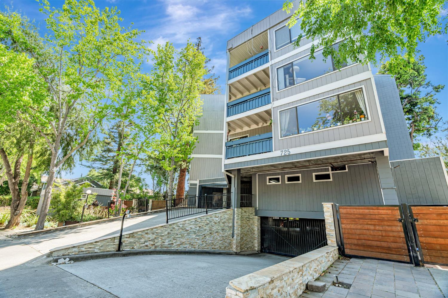 Detail Gallery Image 2 of 44 For 725 Mariposa Ave #102,  Mountain View,  CA 94041 - 2 Beds | 2 Baths
