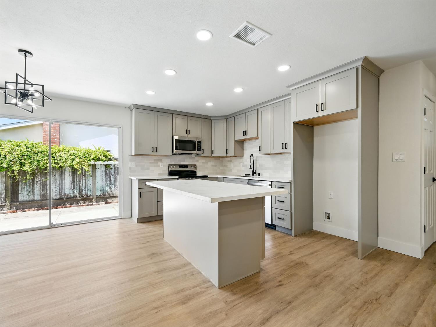 Detail Gallery Image 10 of 22 For 1170 Aster Ln, Livermore,  CA 94551 - 3 Beds | 2 Baths