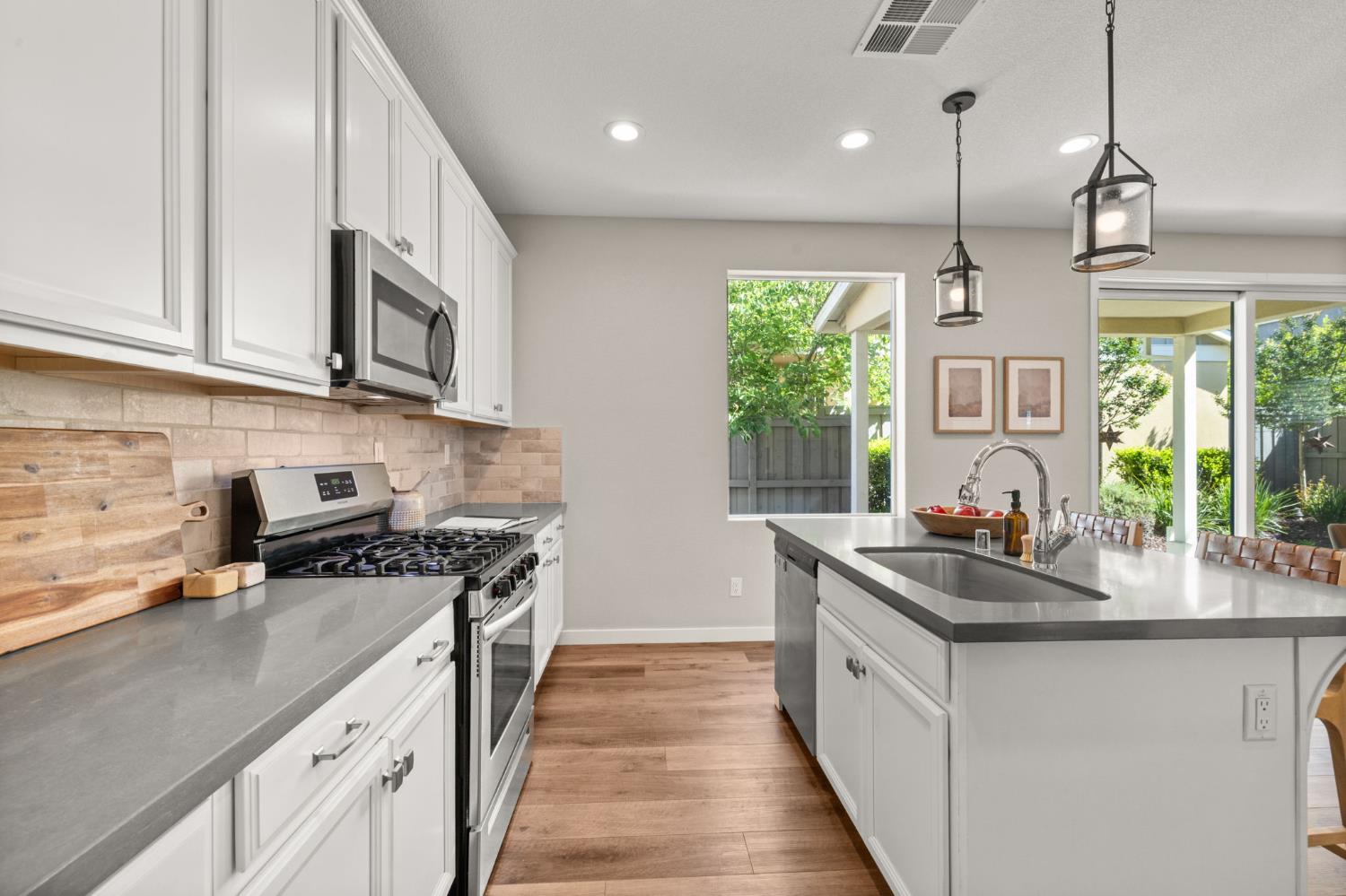 Detail Gallery Image 29 of 78 For 3565 Forney Way, Sacramento,  CA 95816 - 4 Beds | 2/1 Baths