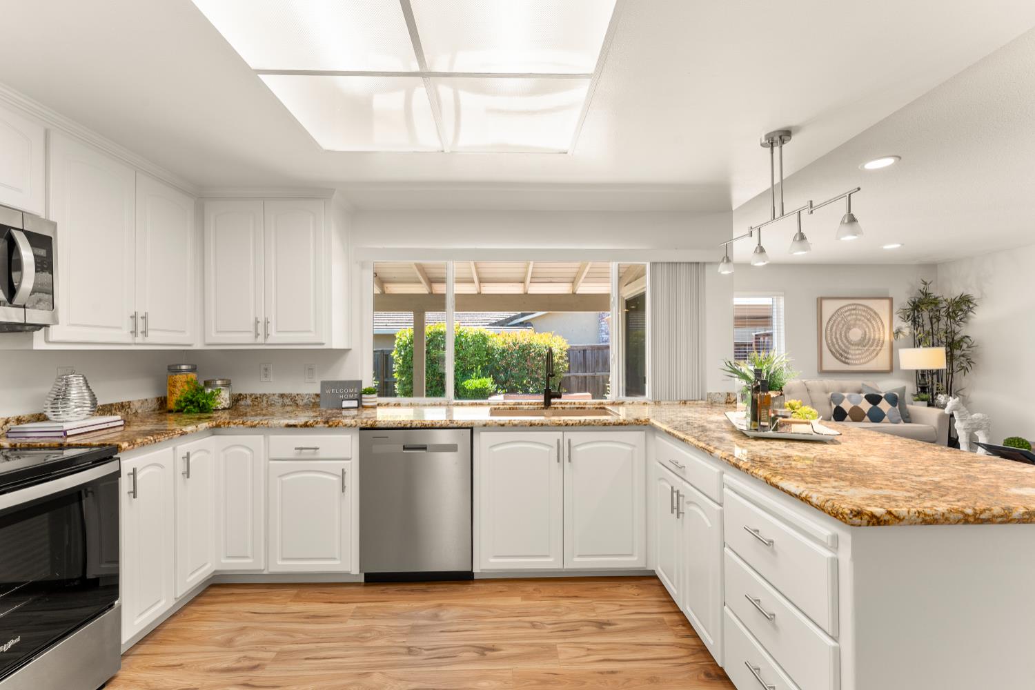 Detail Gallery Image 14 of 47 For 6836 Westmore Way, Carmichael,  CA 95608 - 4 Beds | 2 Baths