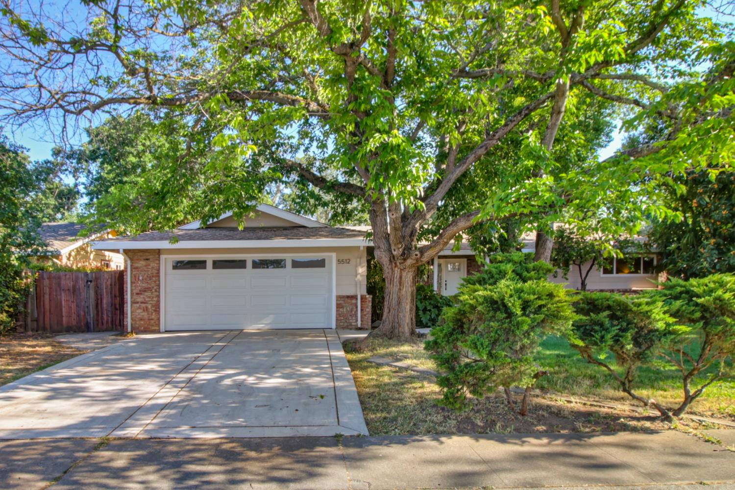 Detail Gallery Image 2 of 45 For 5512 Vahalla Dr, Carmichael,  CA 95608 - 3 Beds | 2 Baths