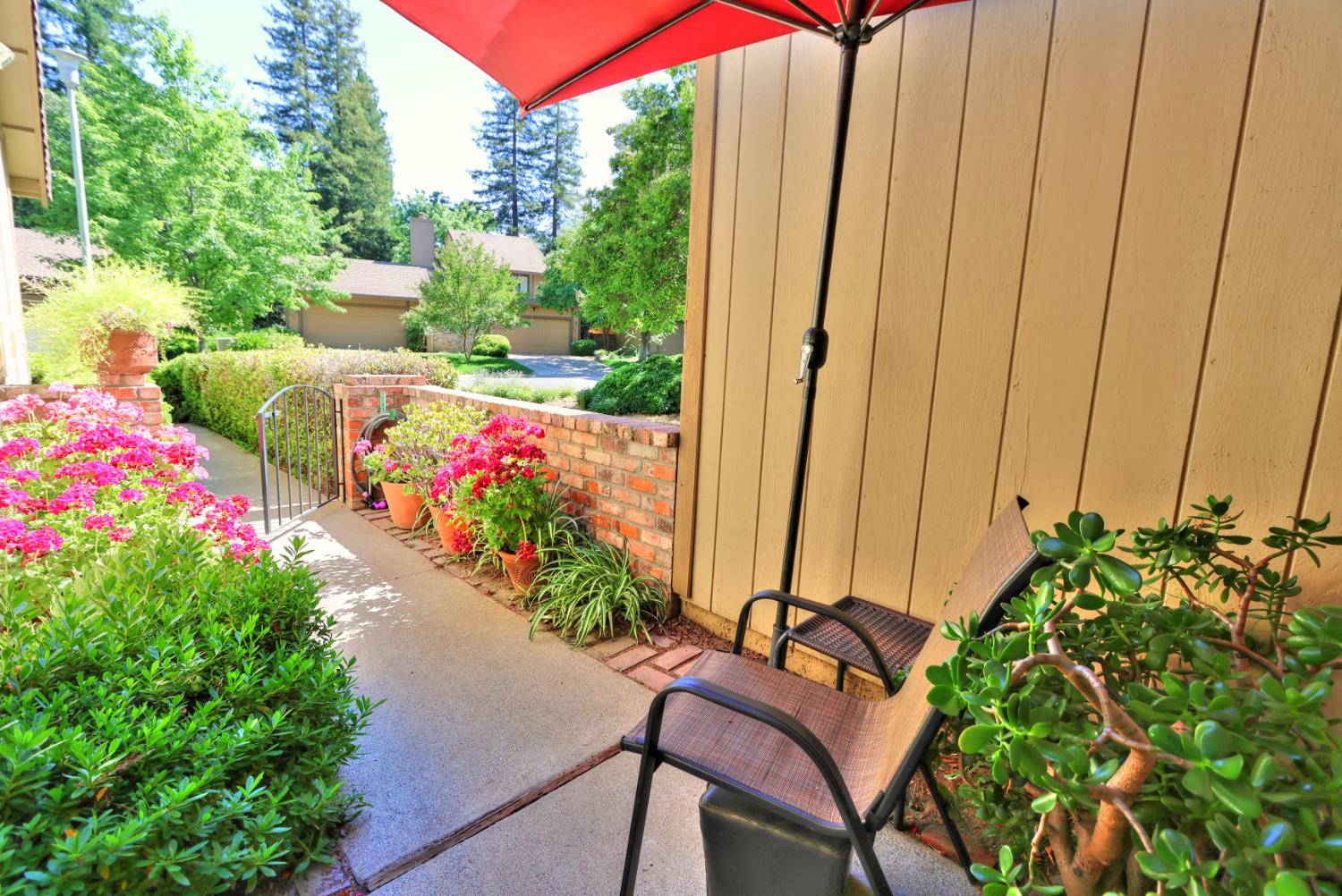 Detail Gallery Image 3 of 36 For 7043 Rancho Mirage Ct, Citrus Heights,  CA 95621 - 2 Beds | 2 Baths