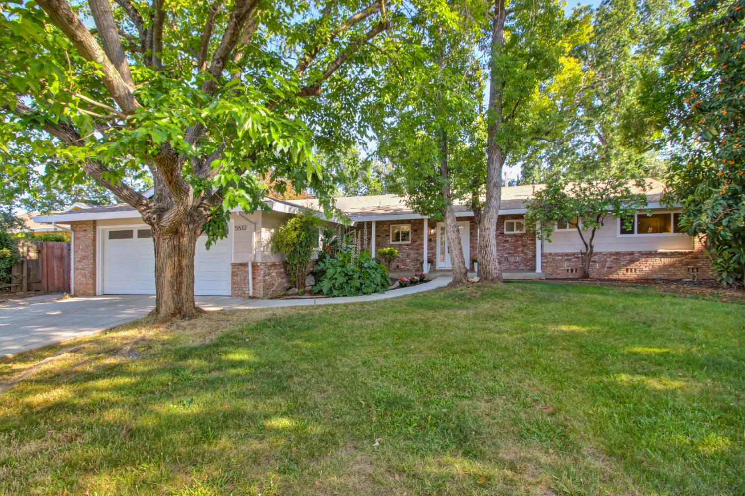 Detail Gallery Image 1 of 45 For 5512 Vahalla Dr, Carmichael,  CA 95608 - 3 Beds | 2 Baths