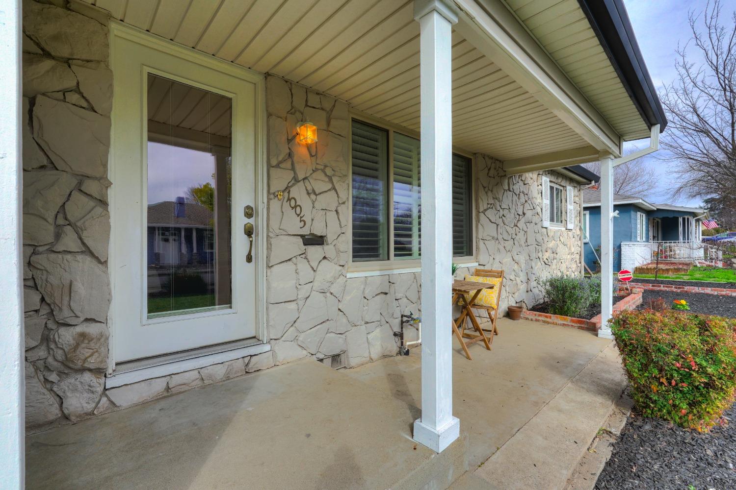 Detail Gallery Image 5 of 34 For 1005 Hillcrest Ave, Roseville,  CA 95678 - 3 Beds | 2 Baths