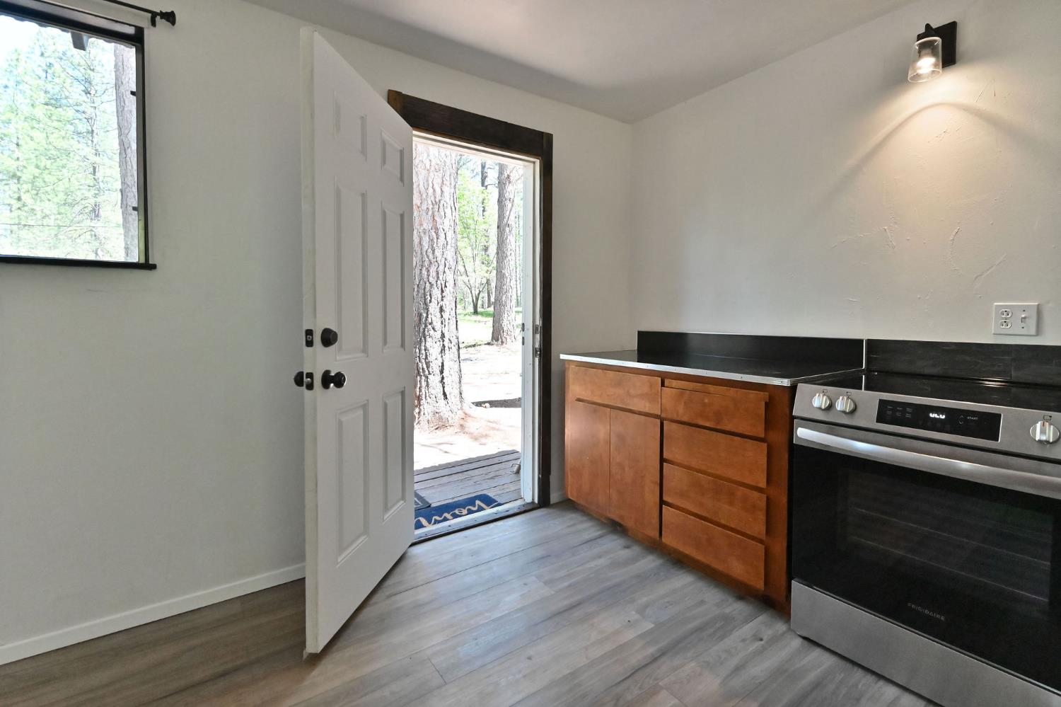 Detail Gallery Image 10 of 31 For 1216 Railroad Flat Rd, Mokelumne Hill,  CA 95245 - 1 Beds | 1 Baths