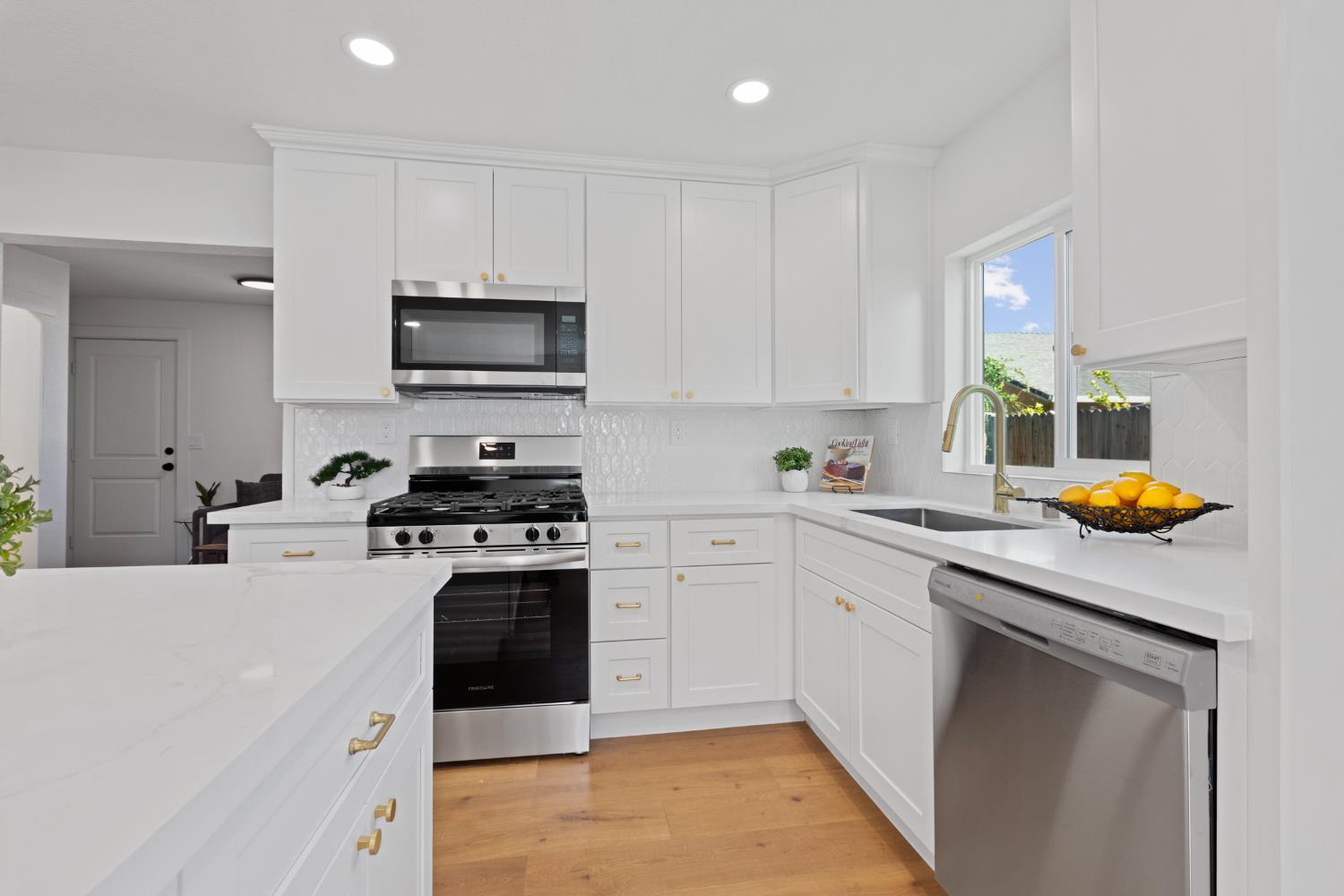 Detail Gallery Image 6 of 27 For 5121 Mendocino Blvd, Sacramento,  CA 95820 - 3 Beds | 1 Baths
