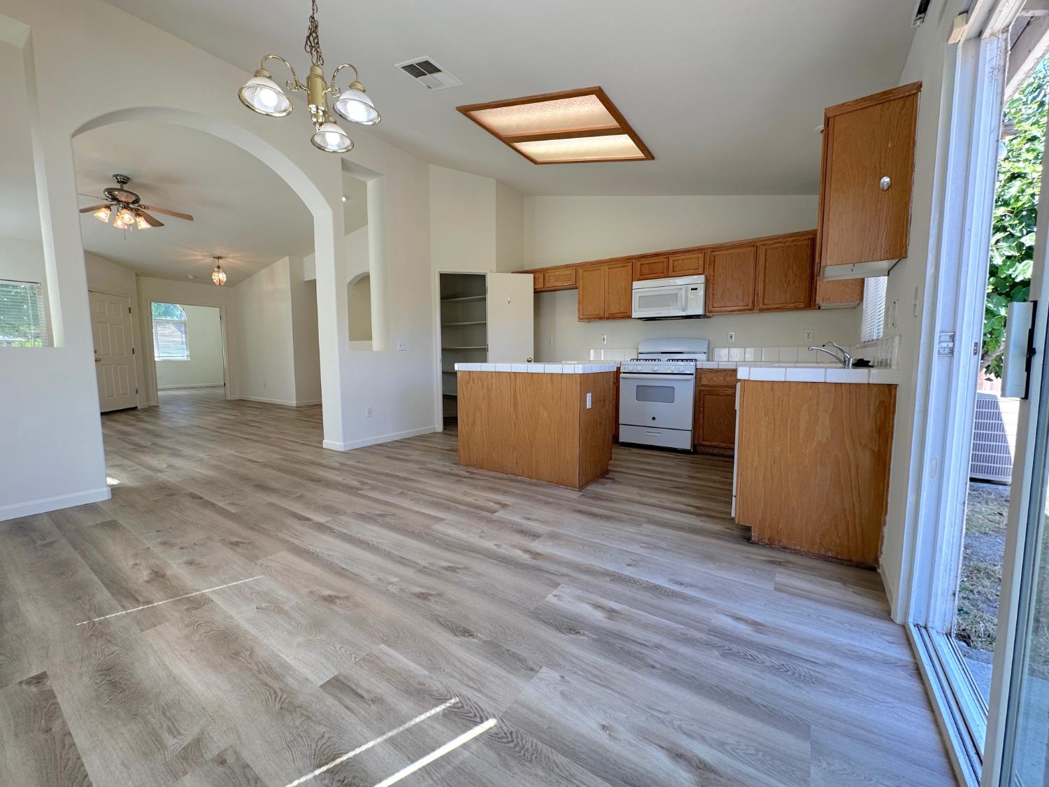Detail Gallery Image 7 of 23 For 1696 Venice Cir, Stockton,  CA 95206 - 3 Beds | 2 Baths
