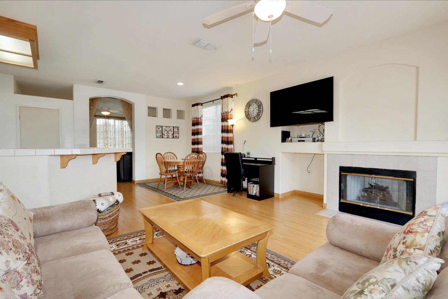 Detail Gallery Image 12 of 38 For 8275 Fanning Way, Sacramento,  CA 95829 - 3 Beds | 2 Baths