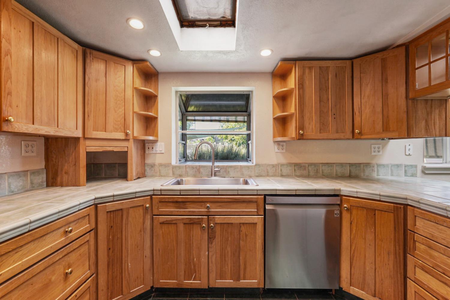Detail Gallery Image 7 of 51 For 1721 Grimes Ave, Modesto,  CA 95358 - 3 Beds | 2 Baths