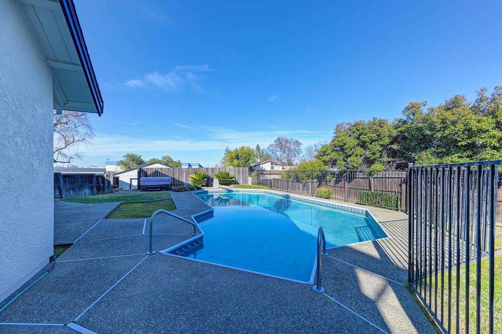 Detail Gallery Image 12 of 32 For 1357 Sun Tree Dr, Roseville,  CA 95661 - 5 Beds | 3 Baths