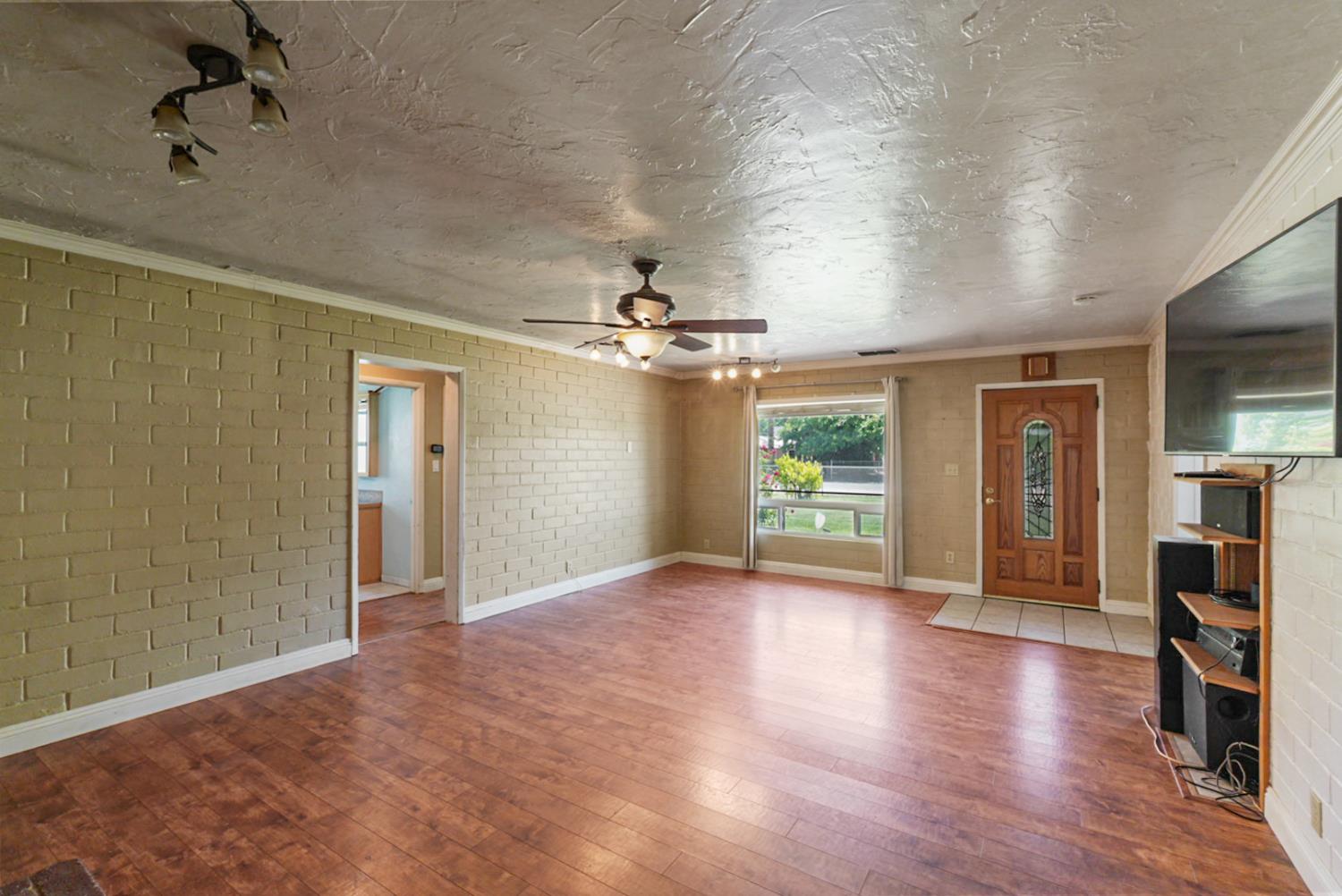 Detail Gallery Image 4 of 51 For 1721 Grimes Ave, Modesto,  CA 95358 - 3 Beds | 2 Baths