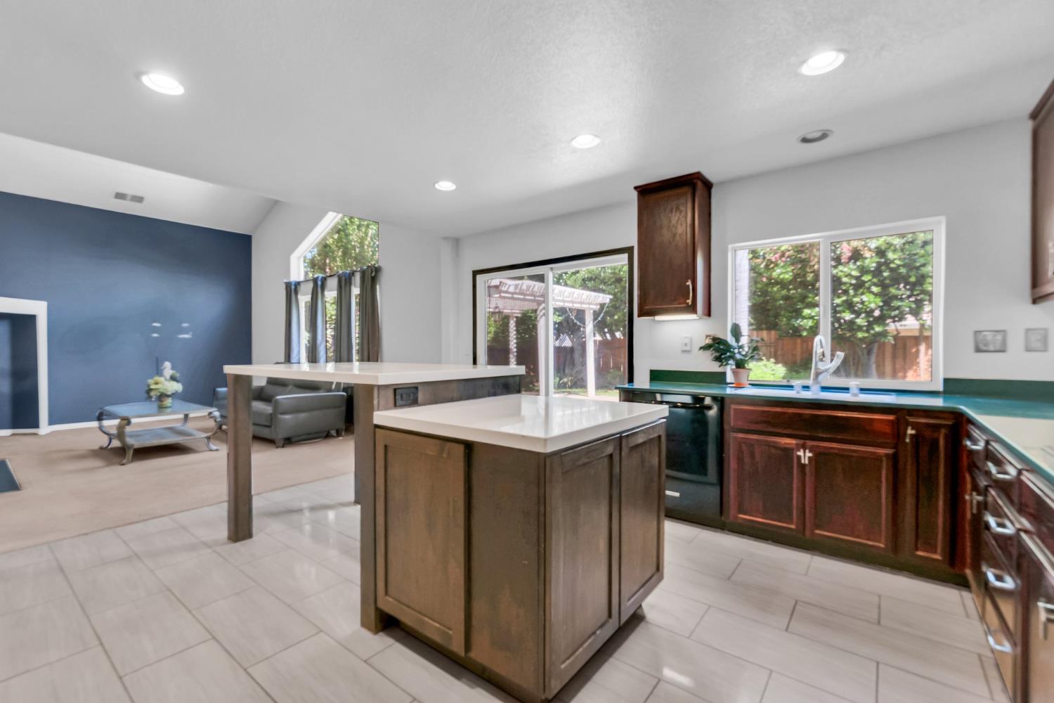 Detail Gallery Image 16 of 90 For 3309 Kittiwake Dr, Sacramento,  CA 95833 - 5 Beds | 3 Baths