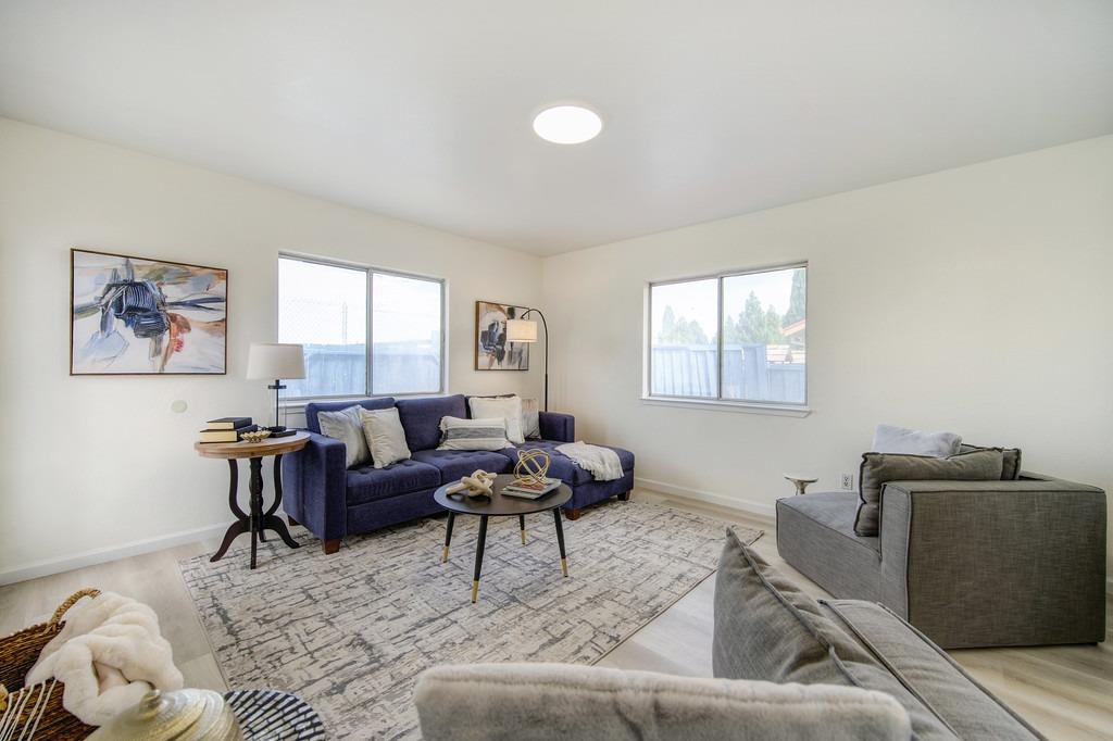 Detail Gallery Image 12 of 37 For 14 Fernwood Ct, Pittsburg,  CA 94565 - 4 Beds | 2/1 Baths