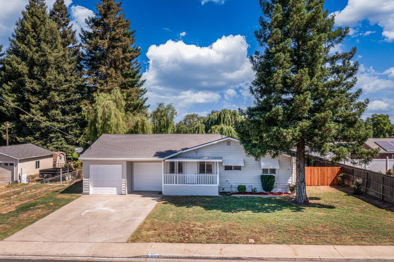 Detail Gallery Image 1 of 39 For 13137 Bentley St, Waterford,  CA 95386 - 3 Beds | 2 Baths