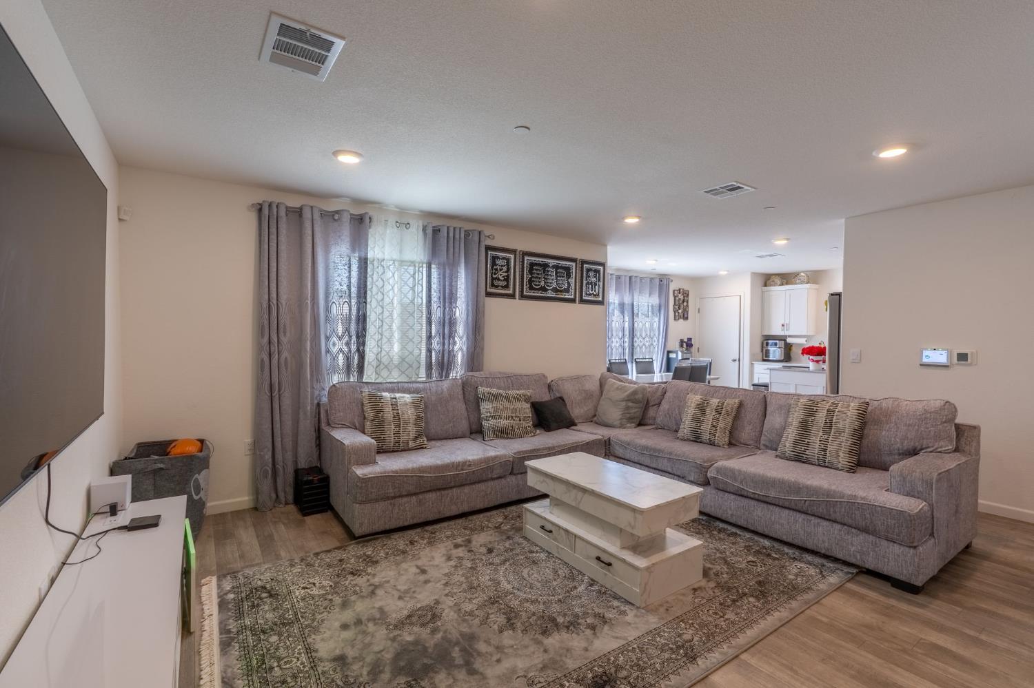 Detail Gallery Image 7 of 32 For 6421 Maple Leaf Ln, Riverbank,  CA 95367 - 5 Beds | 3 Baths
