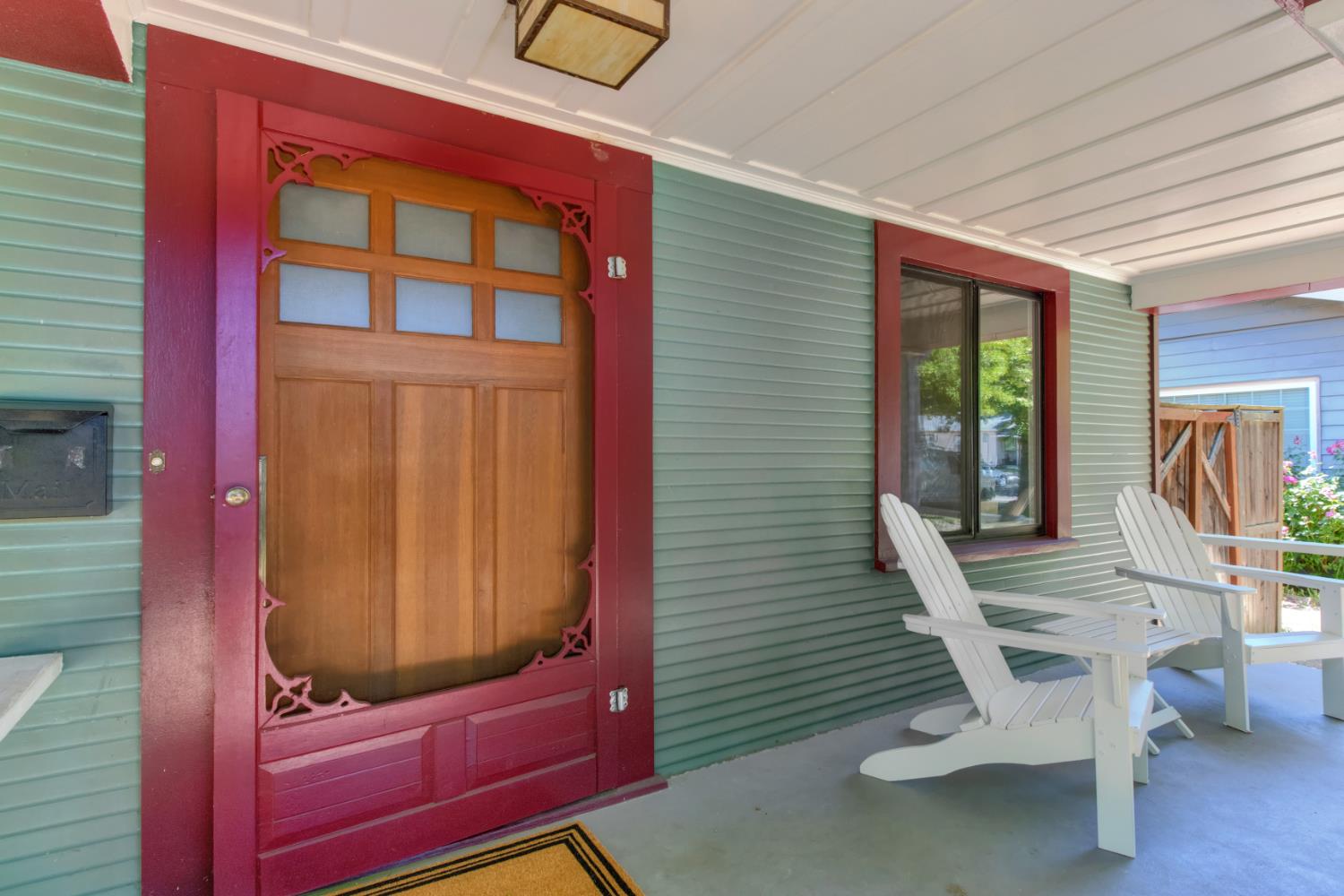 Detail Gallery Image 4 of 53 For 4860 U St, Sacramento,  CA 95817 - 3 Beds | 2 Baths