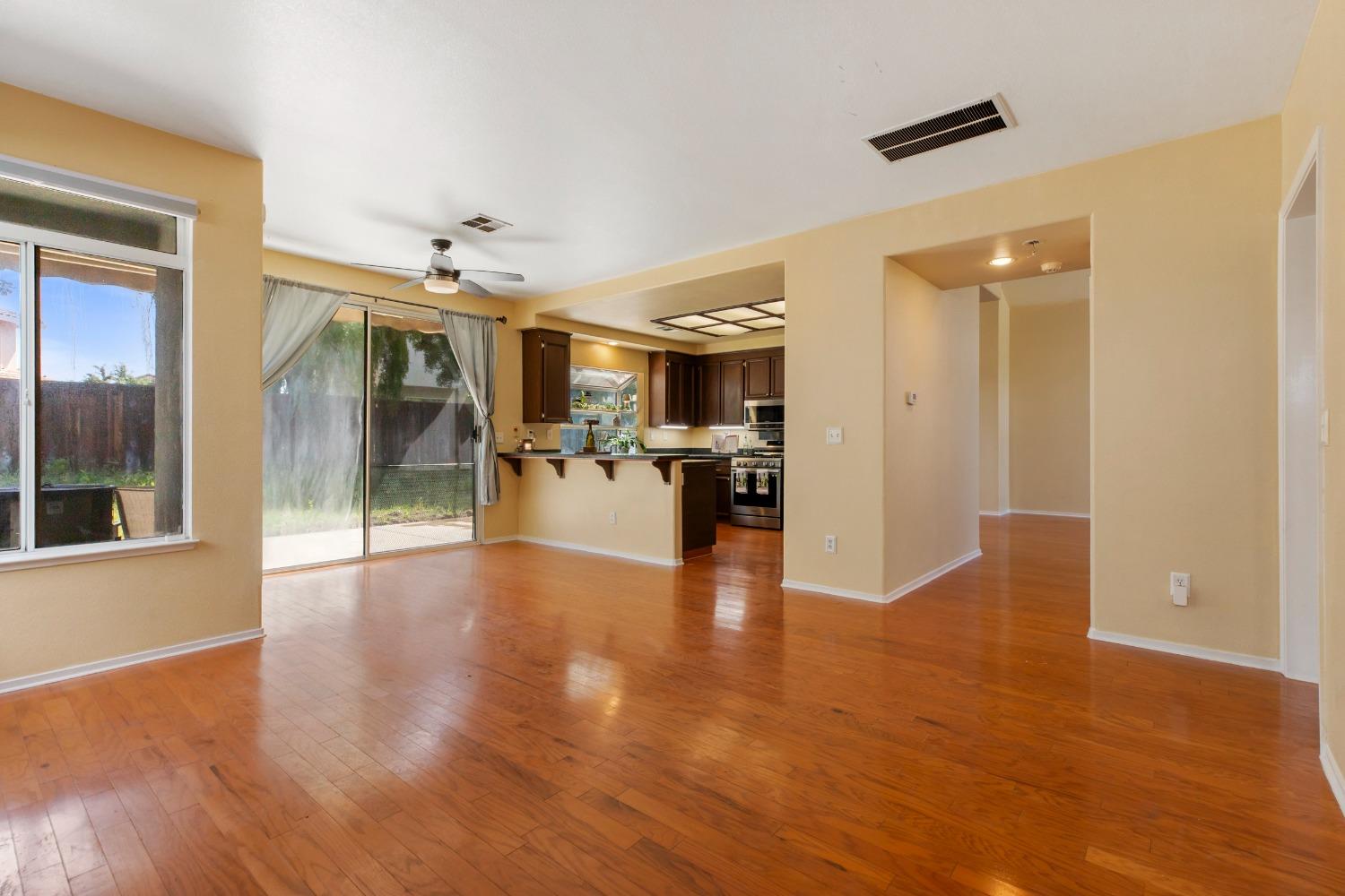 Detail Gallery Image 11 of 28 For 3843 Steve Lillie Cir, Stockton,  CA 95206 - 4 Beds | 2/1 Baths