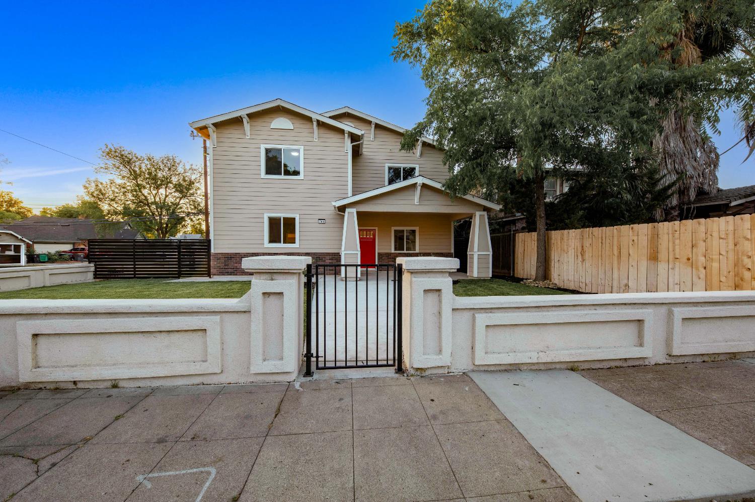 Detail Gallery Image 4 of 54 For 745 W Harding Way, Stockton,  CA 95204 - 5 Beds | 3 Baths
