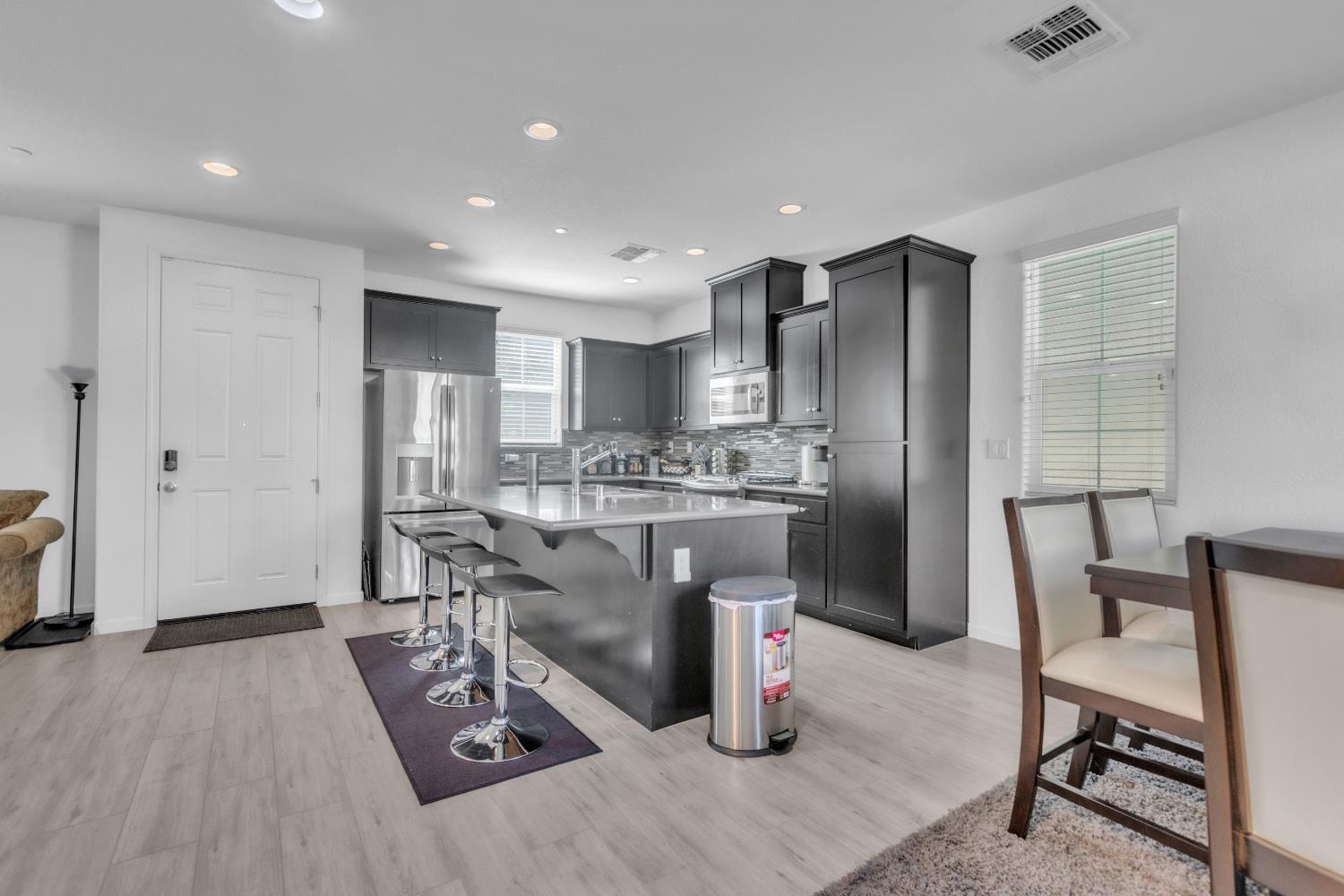 Detail Gallery Image 12 of 27 For 7829 Acorri Walk, Sacramento,  CA 95823 - 3 Beds | 2/1 Baths