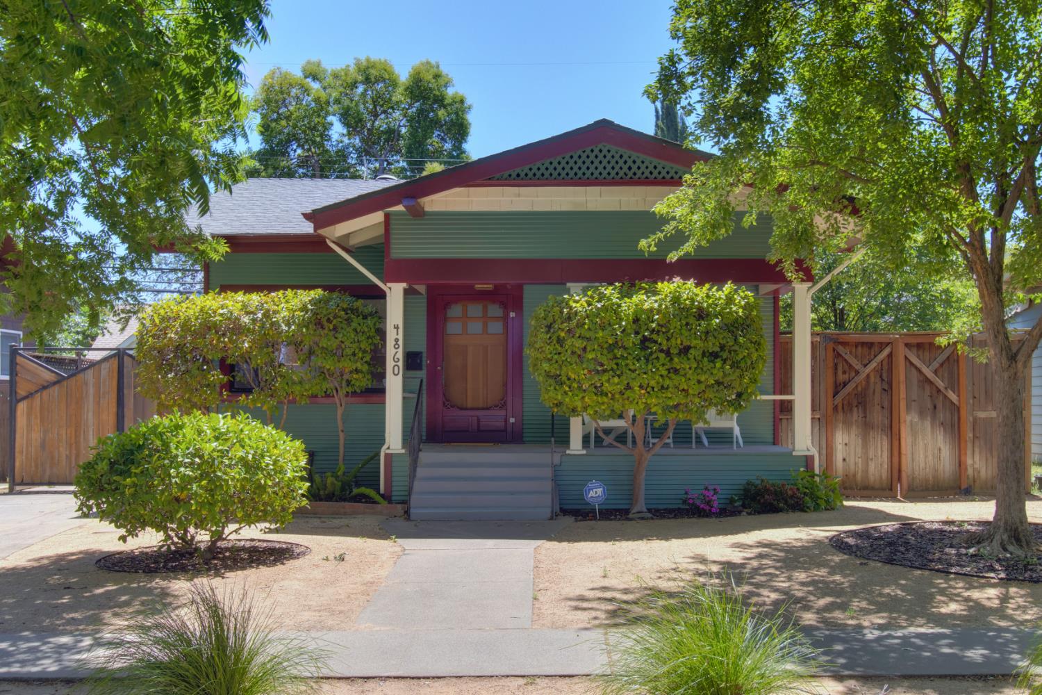 Detail Gallery Image 2 of 53 For 4860 U St, Sacramento,  CA 95817 - 3 Beds | 2 Baths