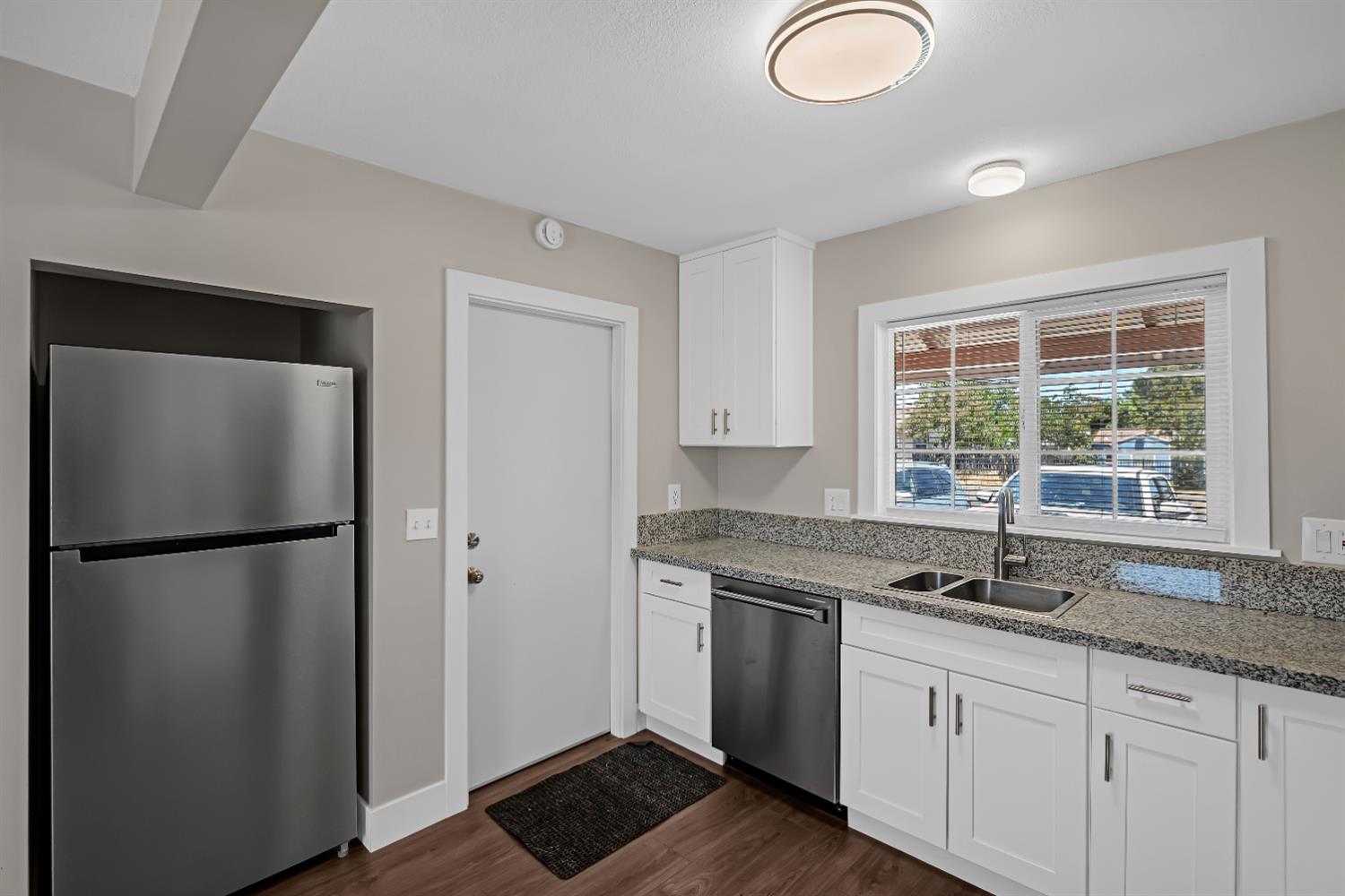 Detail Gallery Image 9 of 29 For 6350 Fruitridge Rd, Sacramento,  CA 95820 - 2 Beds | 1 Baths