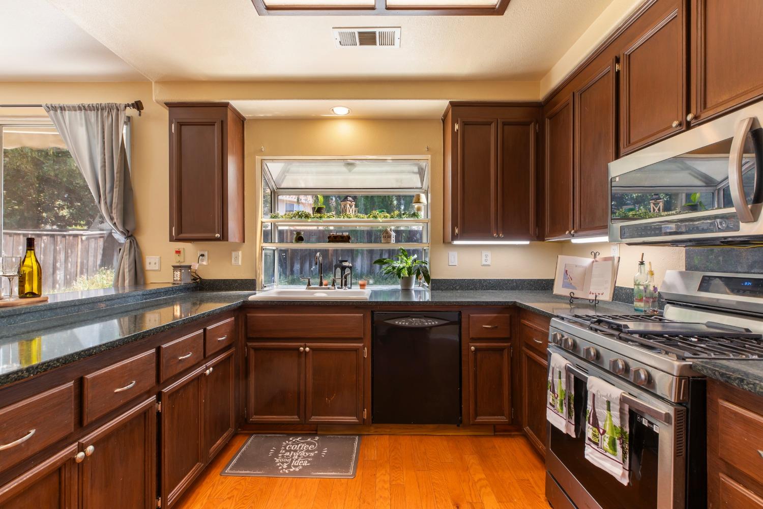 Detail Gallery Image 14 of 28 For 3843 Steve Lillie Cir, Stockton,  CA 95206 - 4 Beds | 2/1 Baths