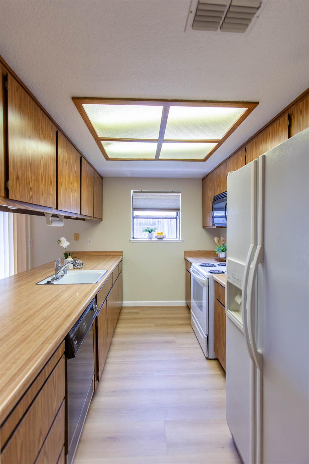 Detail Gallery Image 15 of 28 For 2949 Candido Dr, Sacramento,  CA 95833 - 2 Beds | 2 Baths