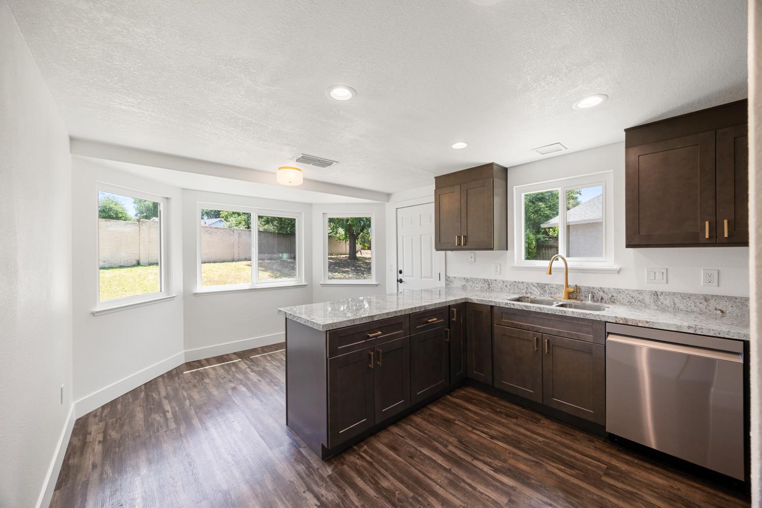Detail Gallery Image 8 of 25 For 7226 Eminent Ct, Sacramento,  CA 95842 - 3 Beds | 2 Baths