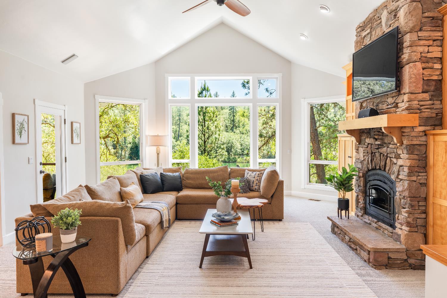 Detail Gallery Image 4 of 47 For 13987 Camino De Lego, Auburn,  CA 95602 - 5 Beds | 4/1 Baths