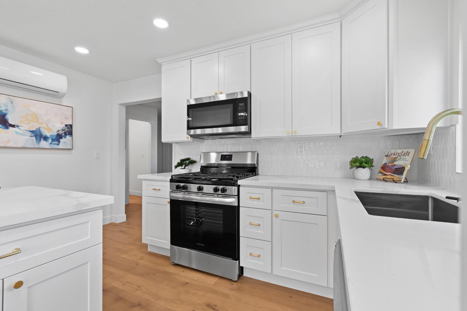 Detail Gallery Image 8 of 27 For 5121 Mendocino Blvd, Sacramento,  CA 95820 - 3 Beds | 1 Baths