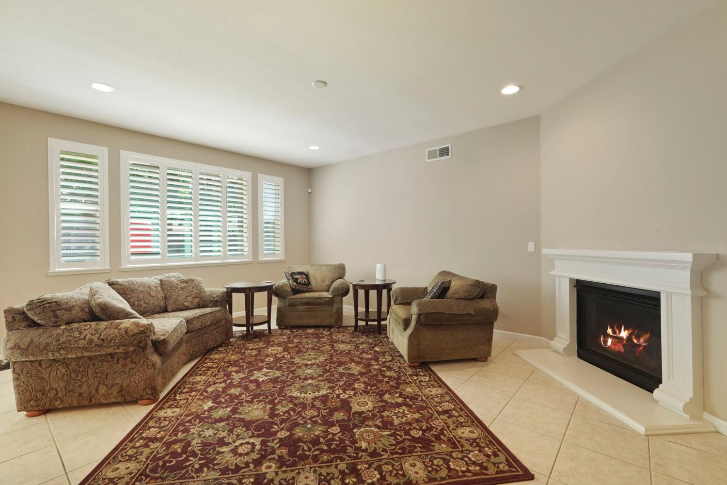 Detail Gallery Image 5 of 50 For 9734 Fall Valley Way, Sacramento,  CA 95829 - 5 Beds | 3 Baths